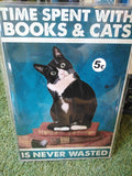 Cuadro de madera gato negro y blanco sentado sobre pila de libros antiguos con frase Time Spent with Books and Cats Is Never Wasted