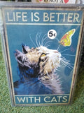 Cuadro de madera gato atigrado mirando hacia arriba a mariposa amarilla y naranja con frase Life Is Better with Cats