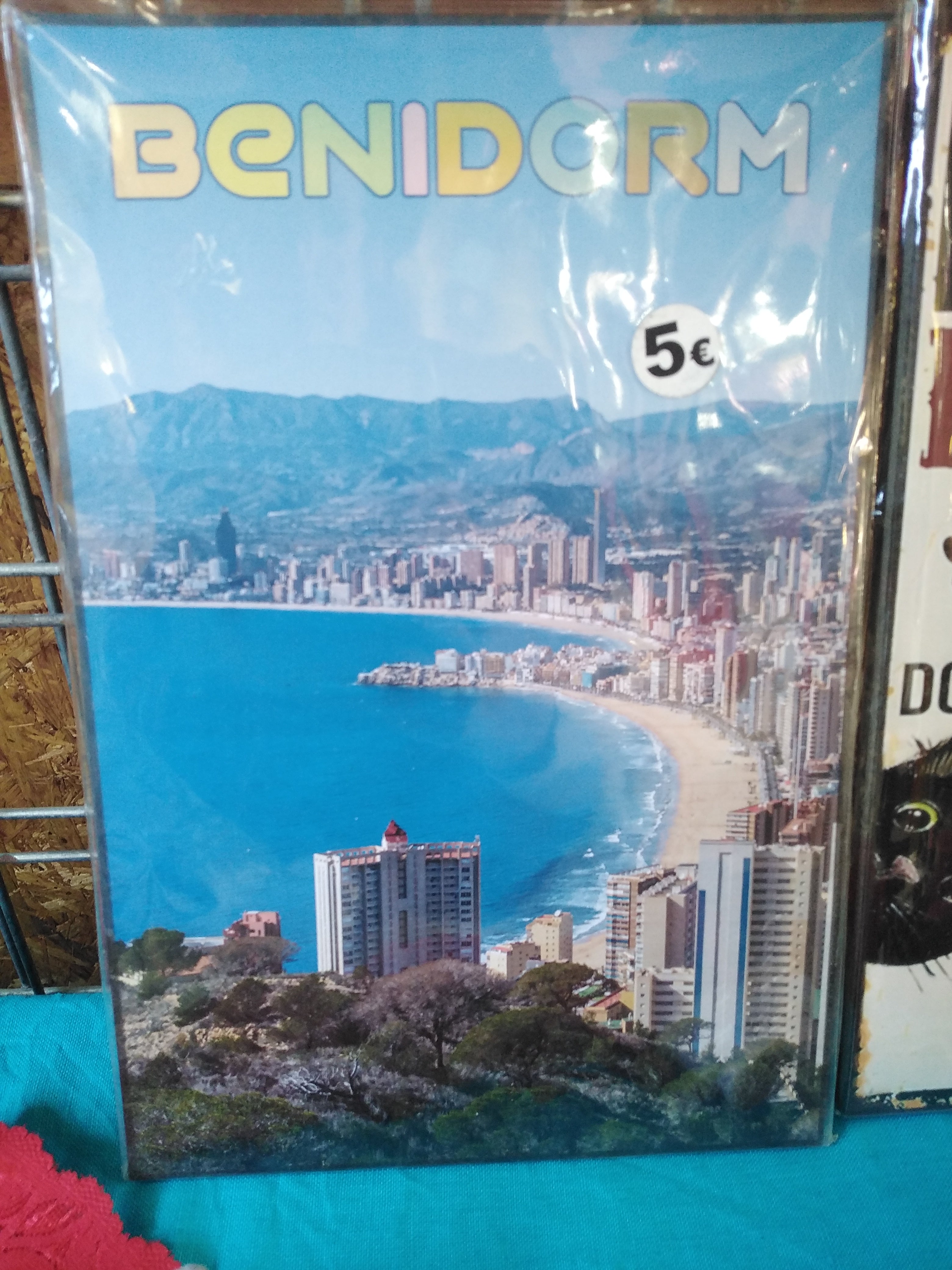 Cuadro de madera vertical vista panorámica de Benidorm con bahía playa y skyline con letras doradas BENIDORM