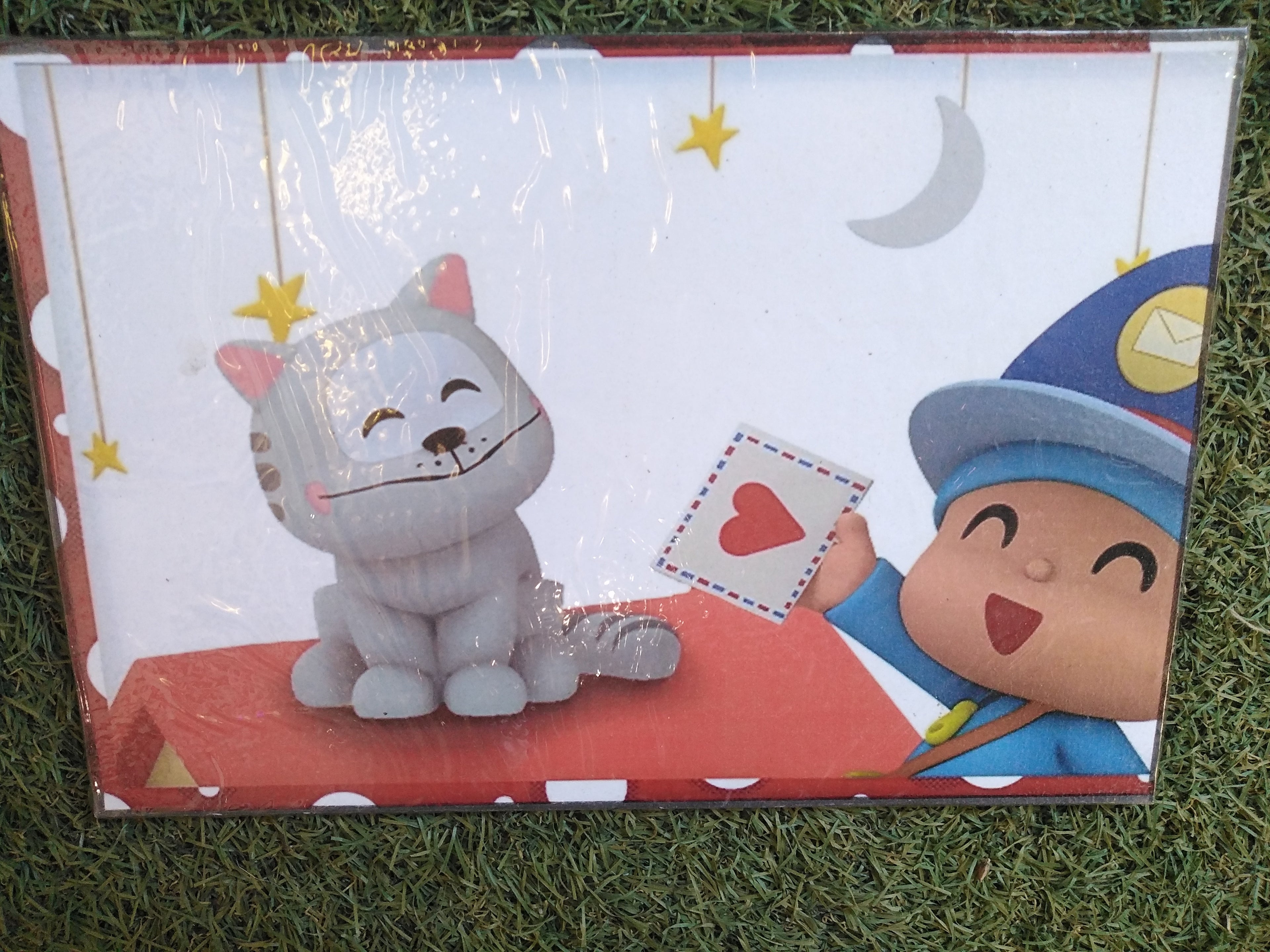 Cuadro de madera horizontal Pocoyo vestido de cartero entregando carta con corazón a gatito gris bajo estrellas doradas y luna