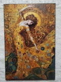 Cuadro litografía mujer figura dorada con mosaicos y espirales estilo Klimt sobre madera 19x28 cm