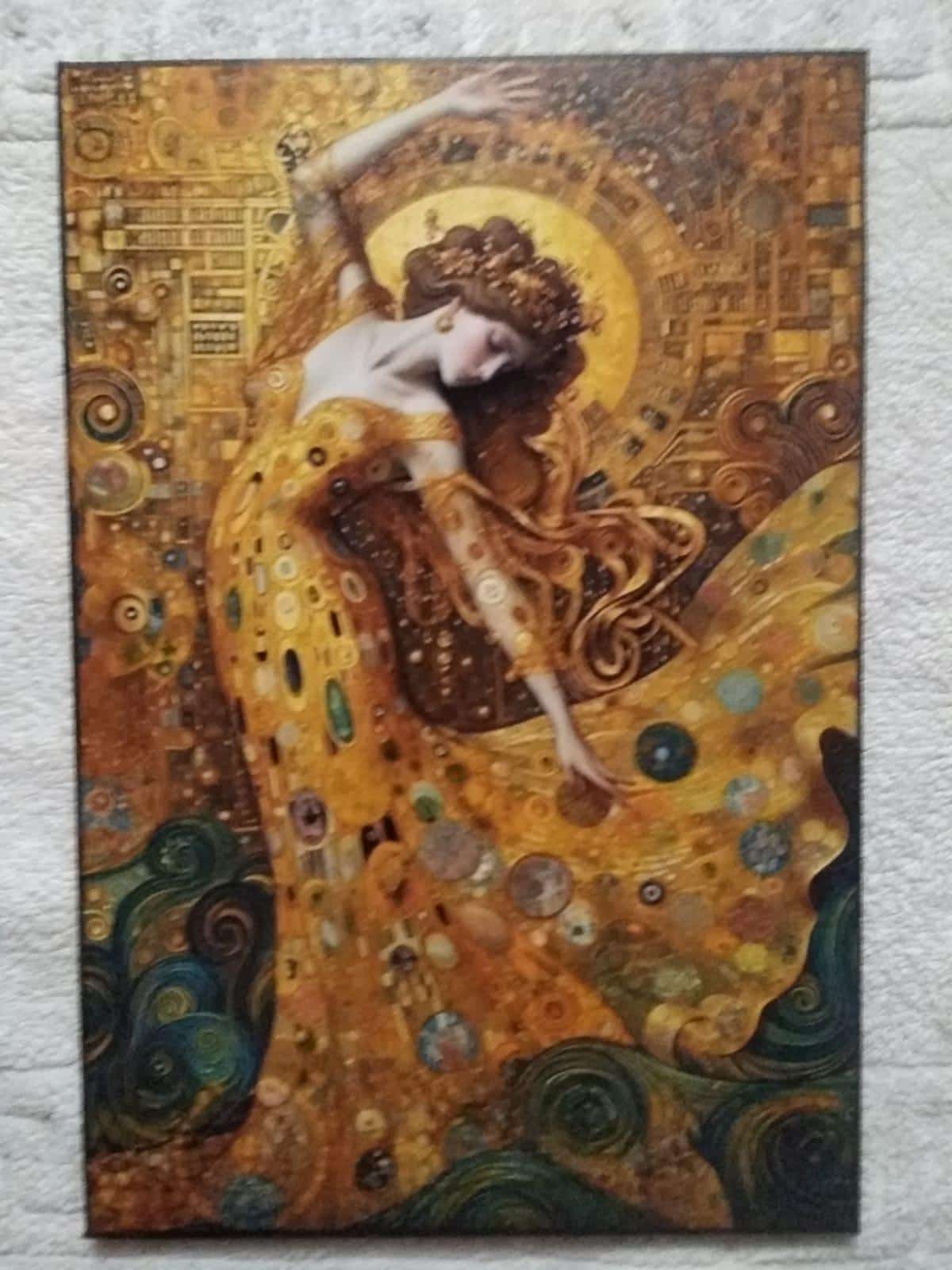 Cuadro litografía mujer figura dorada con mosaicos y espirales estilo Klimt sobre madera 19x28 cm
