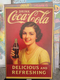 Cartel vintage Coca-Cola chica años 50 con botella Delicious and Refreshing litografía madera 19x28 cm
