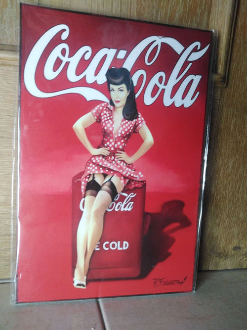 Cartel vintage Coca-Cola pin-up chica vestido rojo lunares sentada nevera Ice Cold litografía madera 19x28 cm