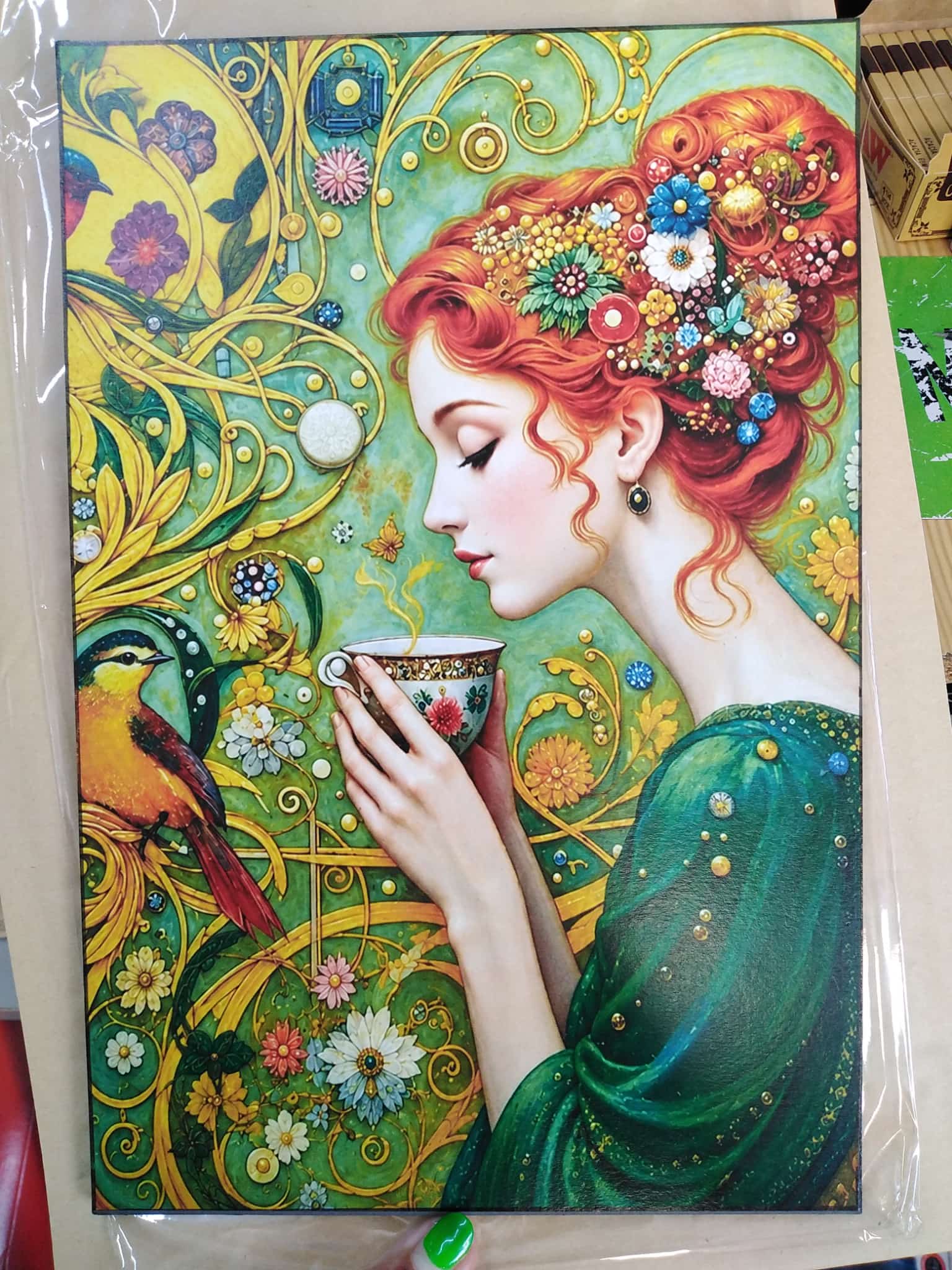 Cuadro litografía mujer pelirroja con flores en el cabello sosteniendo taza de té con pájaro estilo Art Nouveau madera 19x28 cm