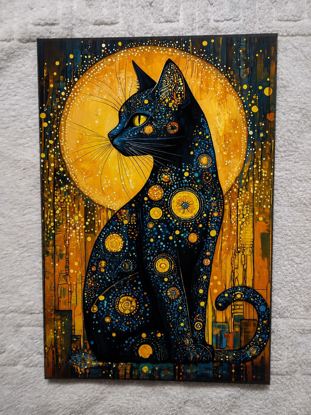 Cuadro gato negro cósmico con círculos dorados y luna naranja litografía madera 19x28 cm