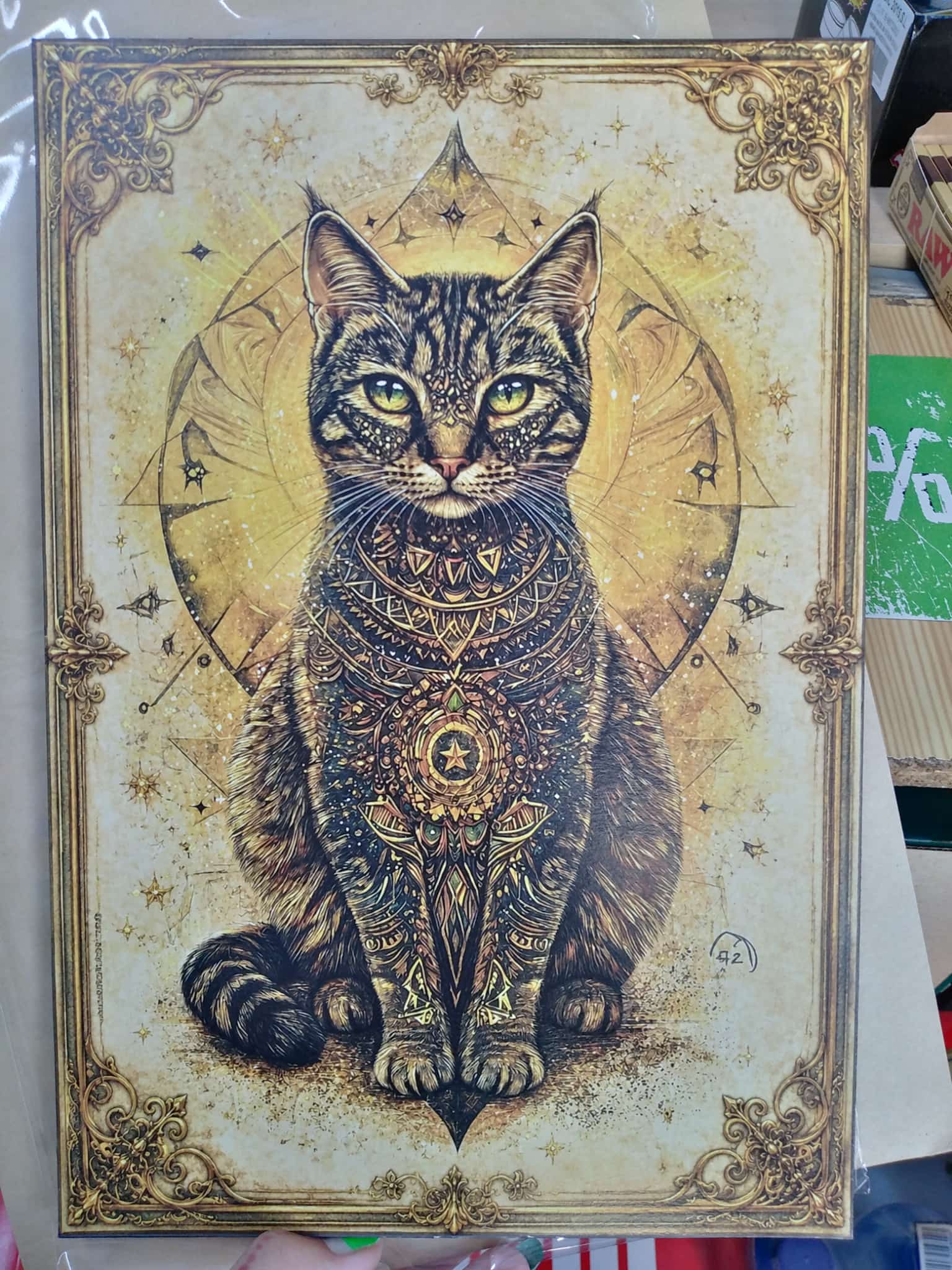 Cuadro gato atigrado ojos verdes con mandala dorado y marco ornamental litografía madera 19x28 cm