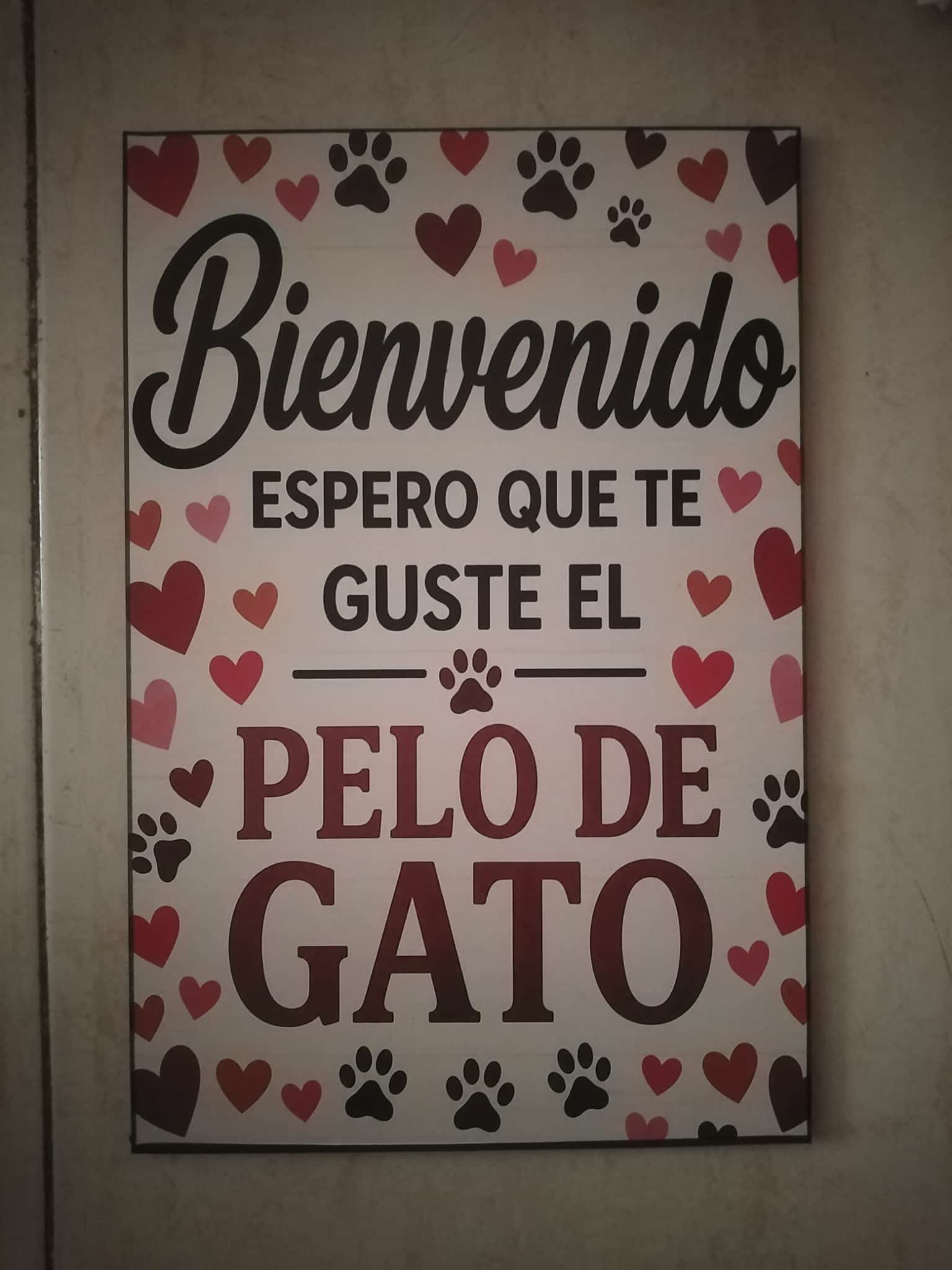 Cartel bienvenido espero que te guste el pelo de gato con corazones y huellas madera 19x28 cm