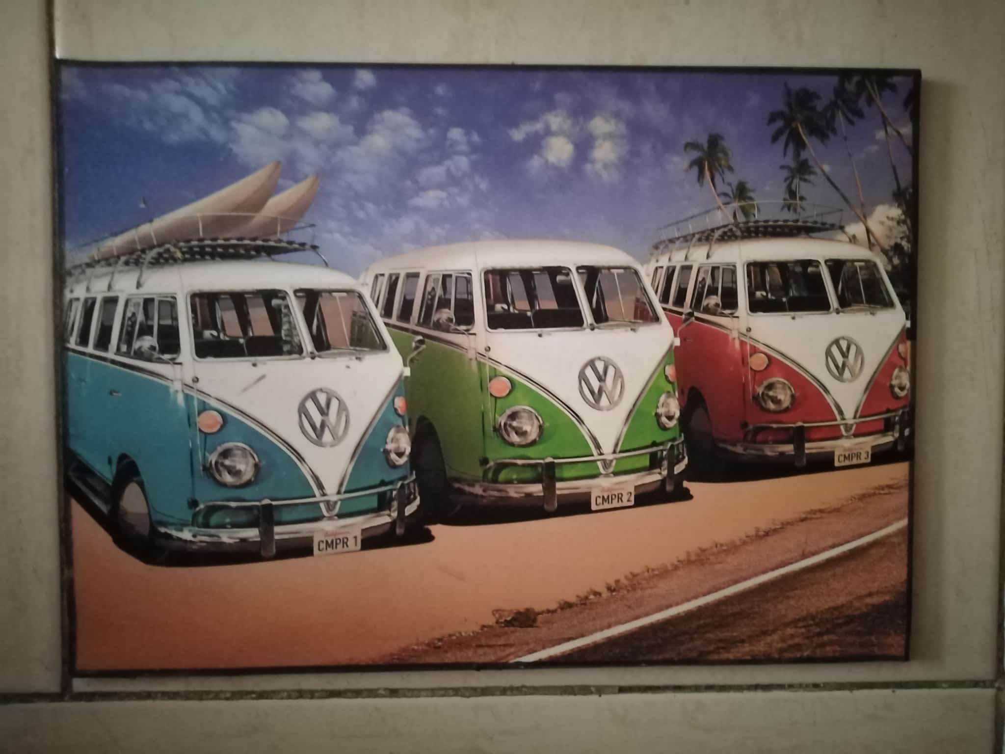 Cuadro tres furgonetas Volkswagen VW azul verde roja con tablas de surf frente a palmeras madera 19x28 cm