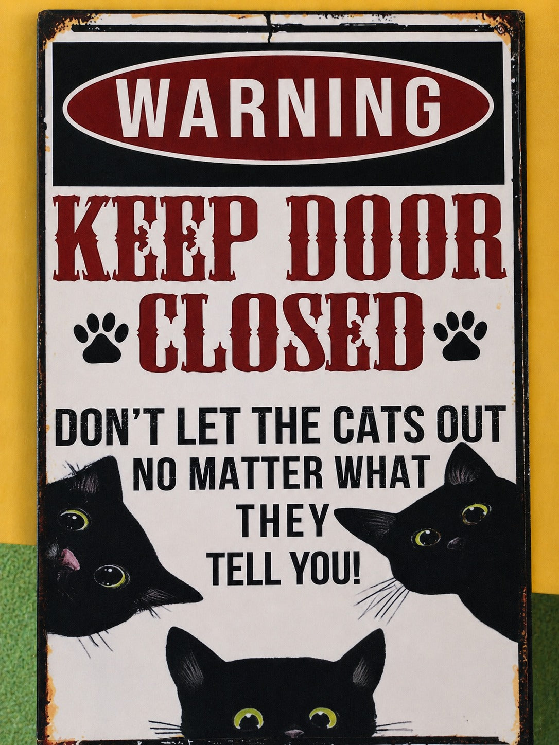 Cartel warning keep door closed don't let the cats out gatos negros asomando litografía madera 19x28 cm