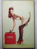 Cuadro de madera Pin-Up chica vintage con nevera Coca-Cola