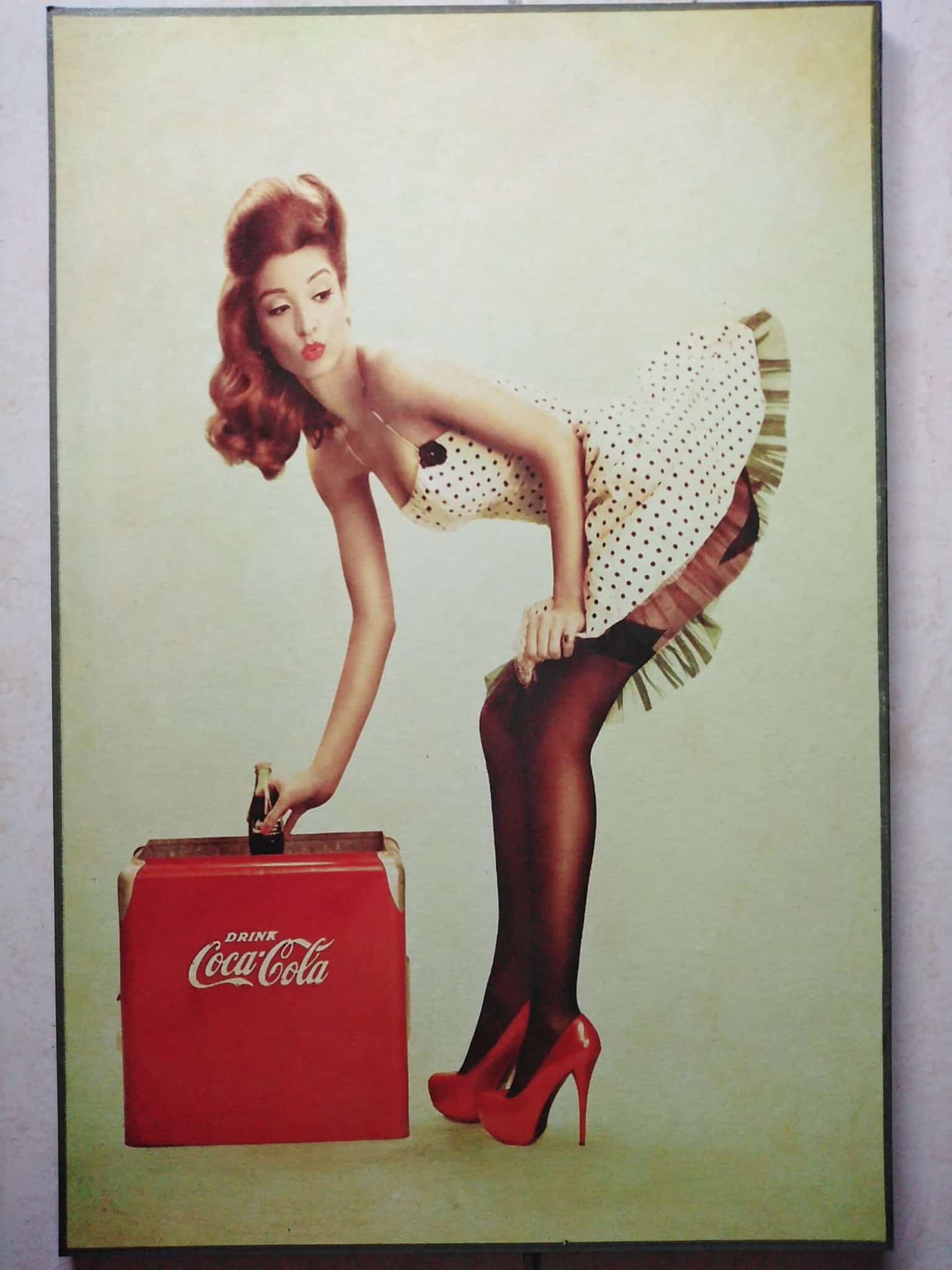 Cuadro de madera Pin-Up chica vintage con nevera Coca-Cola