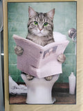 Cuadro de madera gato gris atigrado leyendo periódico en el inodoro