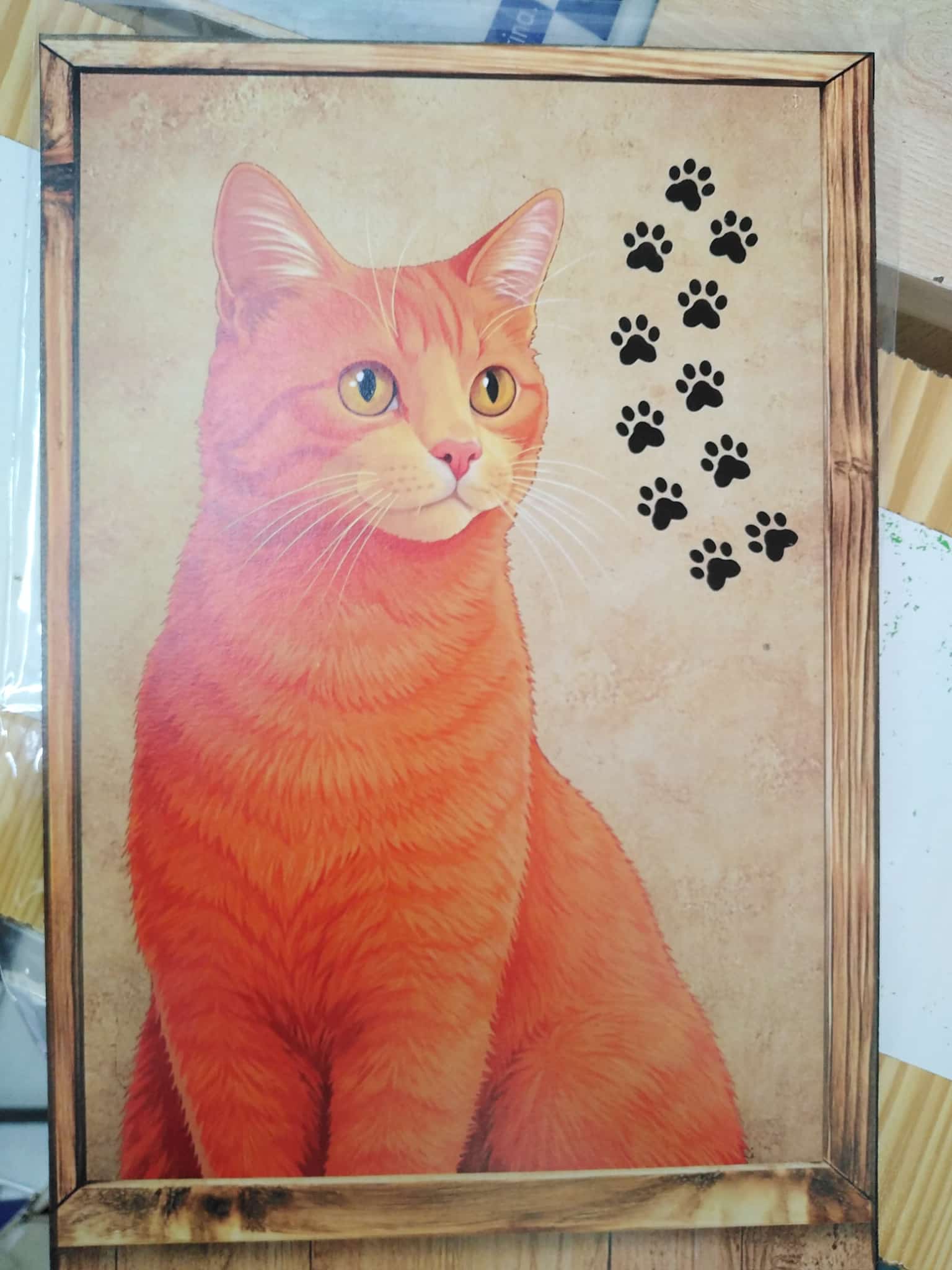 Cuadro de madera gato naranja majestuoso con huellas de patas negras estilo vintage