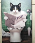 Cuadro de madera gato blanco y negro leyendo periódico sentado en el inodoro con azulejos verdes