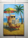 Cuadro de madera gato naranja esponjoso con gafas de sol en hamaca en la playa bajo sombrilla de colores