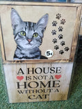 Cuadro de madera gato gris atigrado ojos verdes con huellas negras y frase A House Is Not a Home Without a Cat
